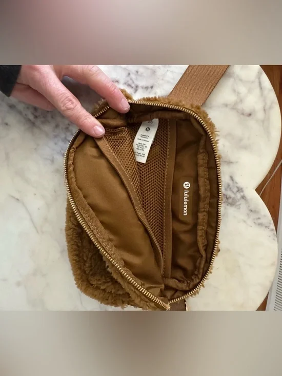 Lululemon Everywhere Fleece Belt Bag
Burnt Caramel - Picture 3 of 5